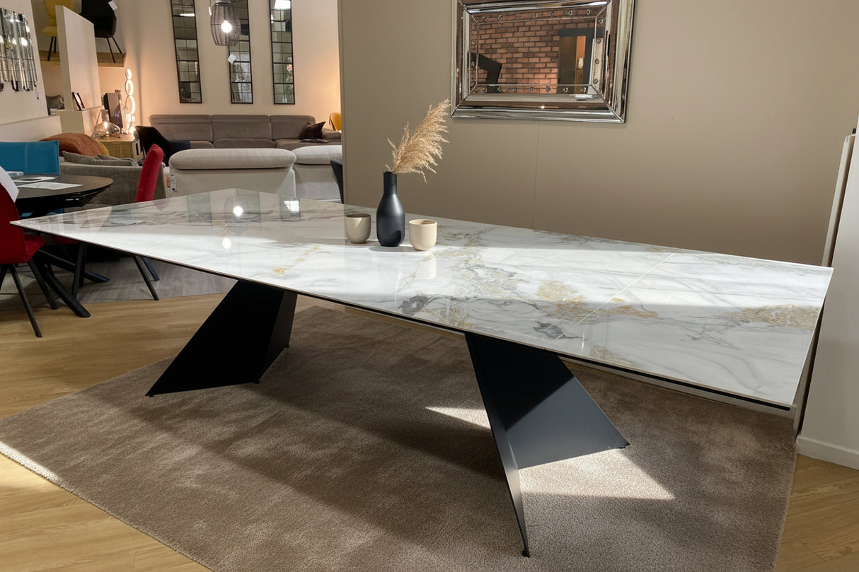 grande table marbre ceramique extensible vue de biais en position ouverte