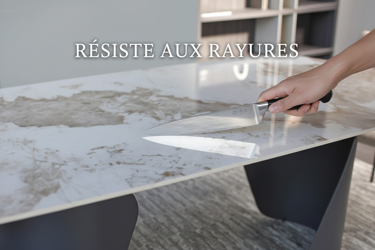 Main avec couteau sur plateau céramique - Résiste aux rayures