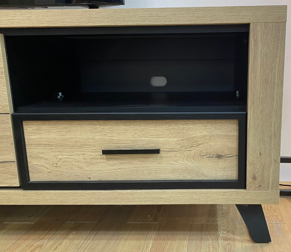 Détail meuble tv – Rosa – bois naturel – pieds métal noir