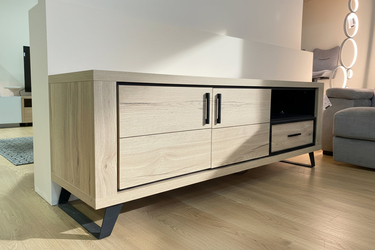 Meuble tv Rosa en situation – magasin de meuble a Yerres – vue 3/4 – bois naturel – pieds métal noir