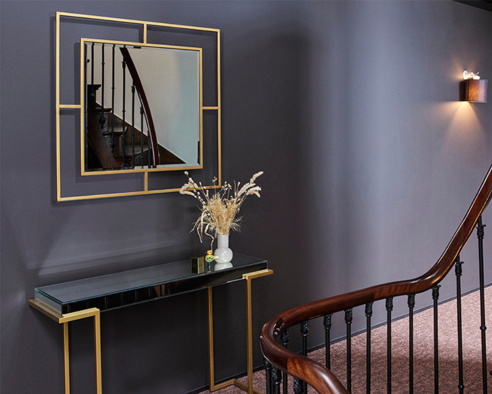 Miroir mural design Brayan – vue d’échelle avec console et vase – cadre doré