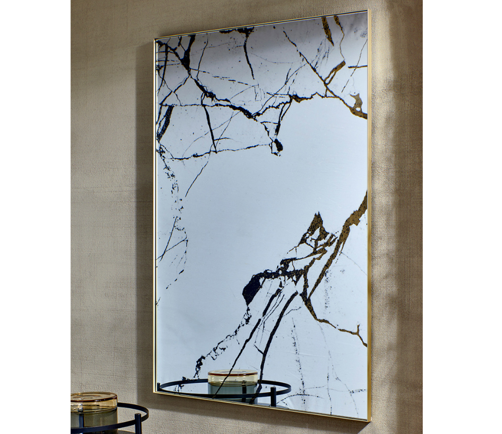 Miroir mural design moderne Marie en situation – salon – cadre doré