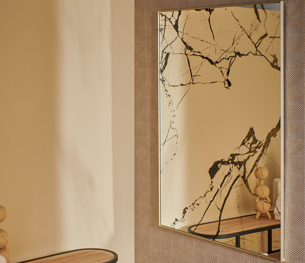 Miroir mural design moderne rectangulaire Marie en situation – salon – cadre doré