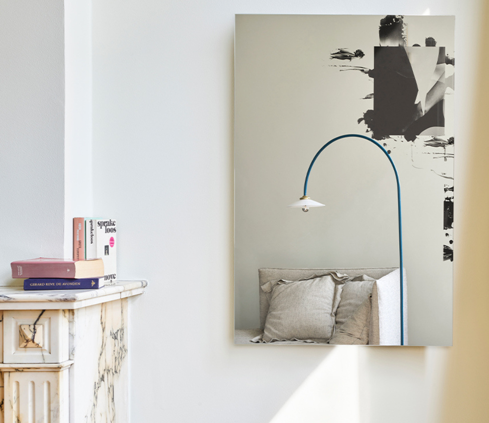 Miroir mural design rectangulaire Cathy – vue d’échelle avec livres – position verticale