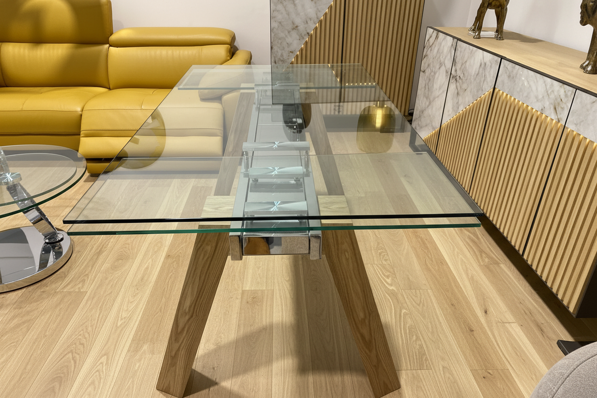 Détail du plateau en verre trempé de la table extensible Wilson exposée dans le showroom Souffle d’Intérieur à Yerres