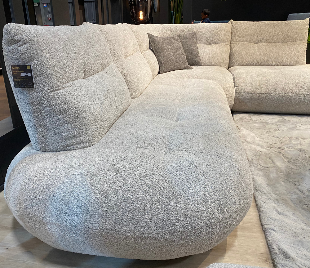 Salon design avec canapé d’angle beige Moony – atmosphère chaleureuse et contemporaine