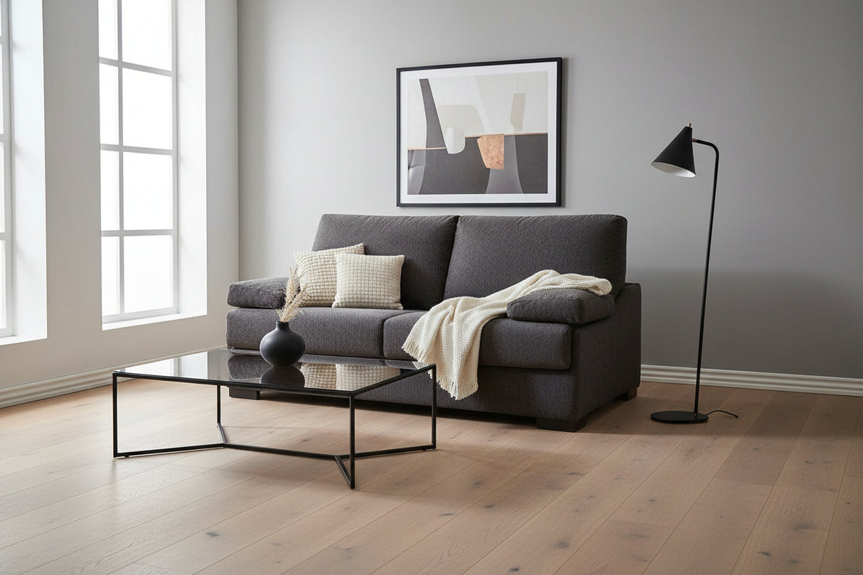 Canapé convertible 3 places Taha – vue 3/4 – tissu anthracite – pieds métal noir mat