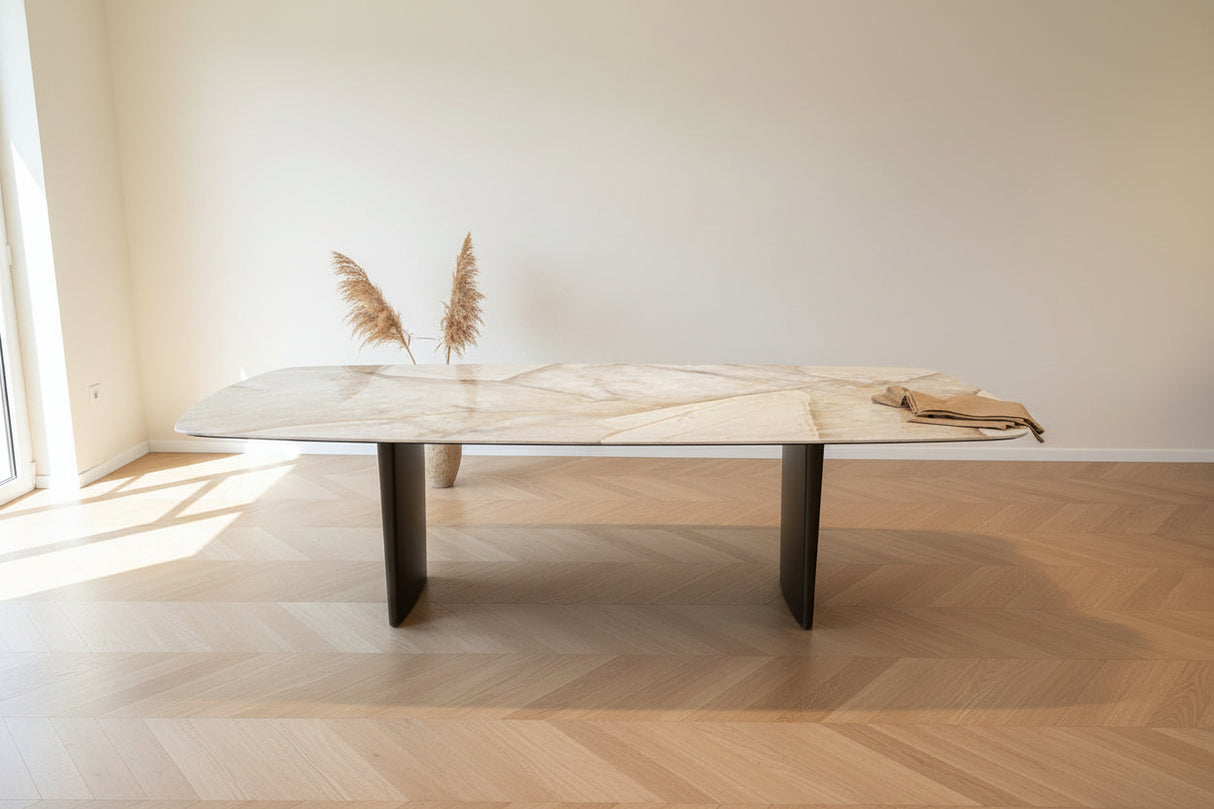 Auguste table céramique marbre Akante – vue ambiance intérieur contemporain