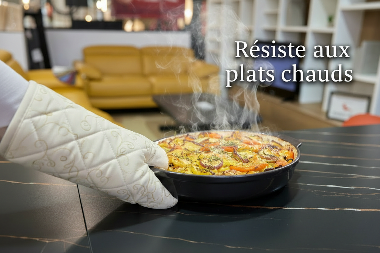 Gros planl d'un plat chaud déposé sur la table en céramique marbre noir