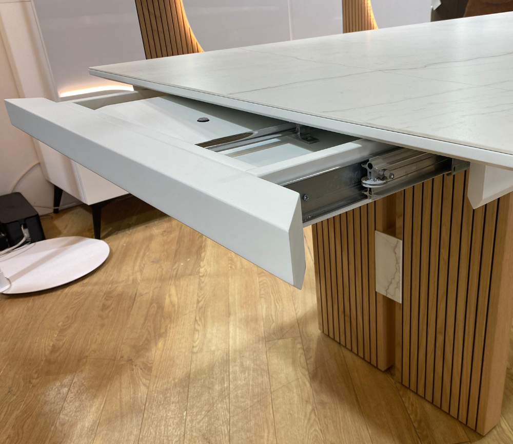 Marquis table extensible céramique marbre blanc – vue de trois quarts piètement bois massif naturel