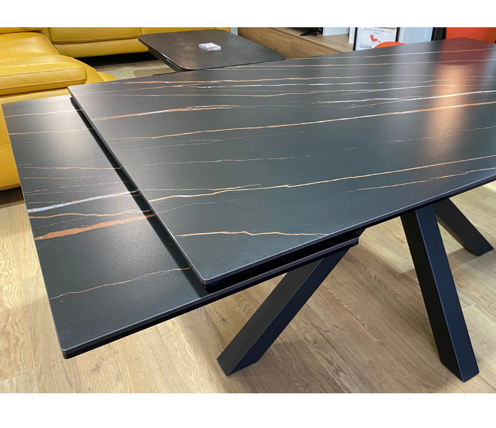 Zoom Ouverture de la table en ceramique effet marbre extensible