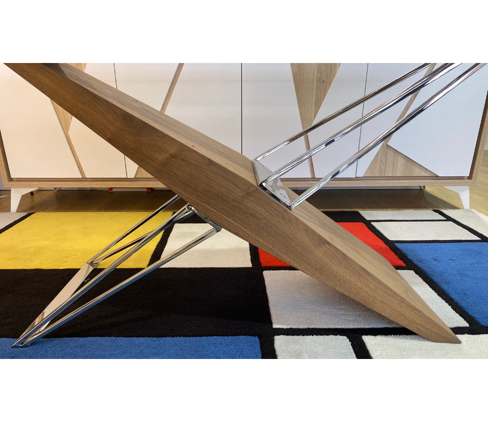 Table Fely verre et bois - détail du pied metal et structure noyer