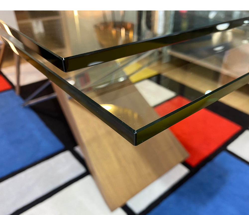 Table Fely verre et bois - détail du plateau transparent et structure noyer