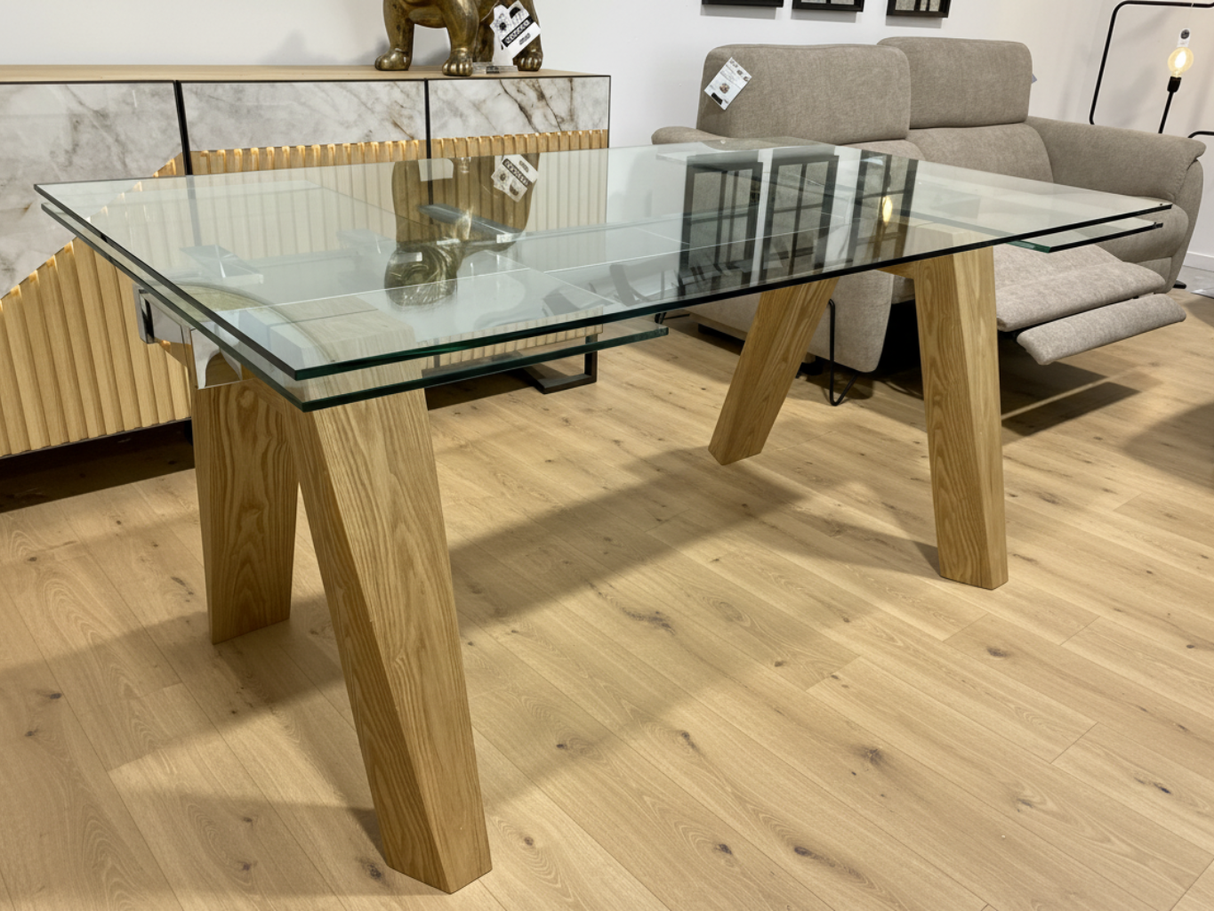 Table en verre et bois extensible Wilson exposée dans le showroom Souffle d’Intérieur à Yerres – design moderne et chaleureux