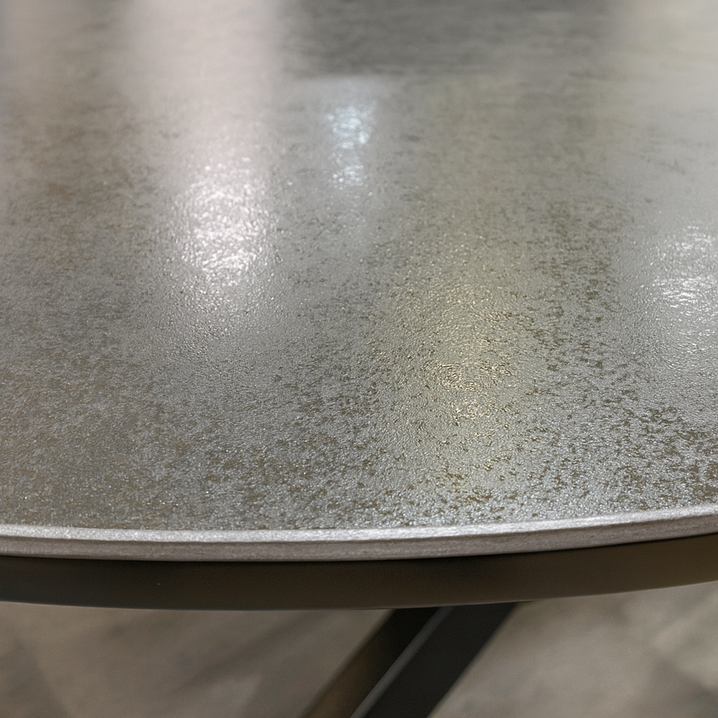 zoom sur le plateau d'une table ovale en céramique grise