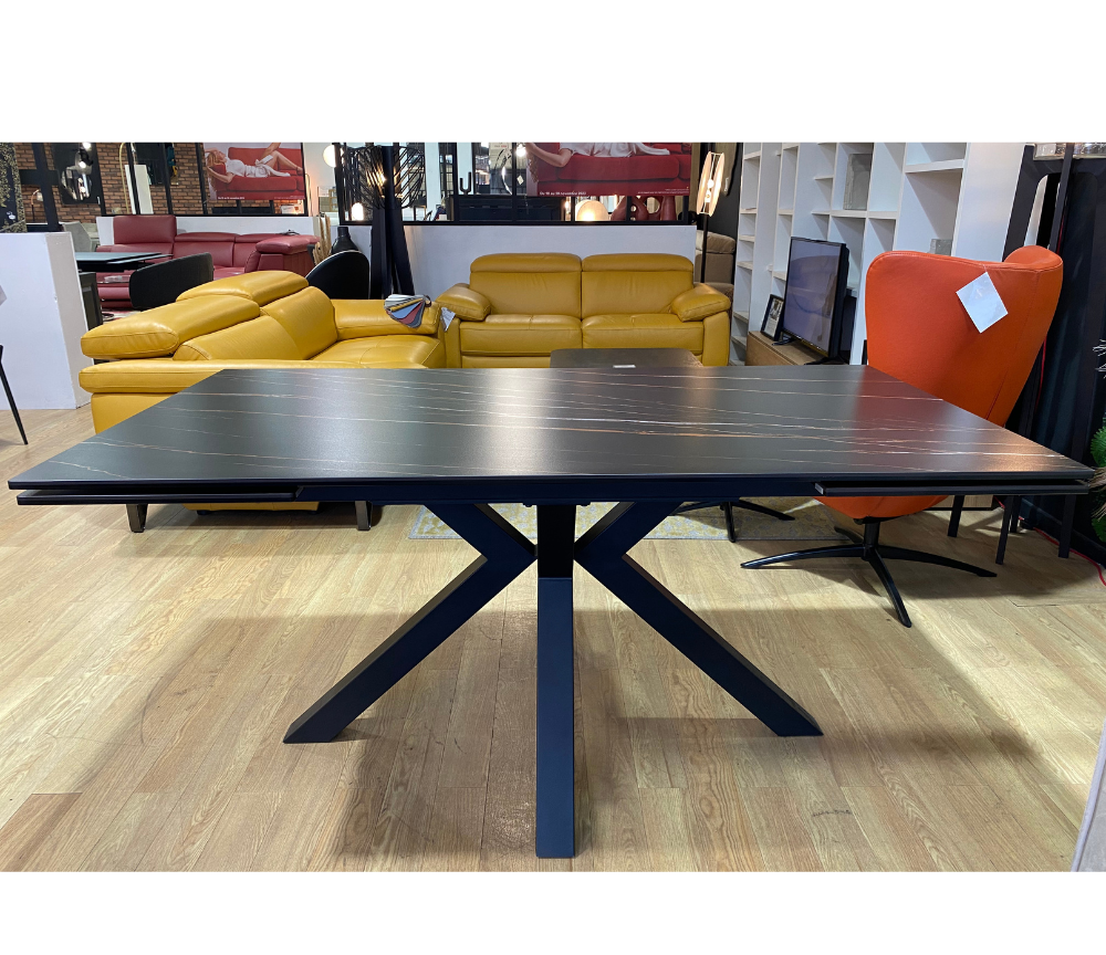 table ceramique marbre noir dans le magasin de meubles a Yerres Souffle d'intérieur