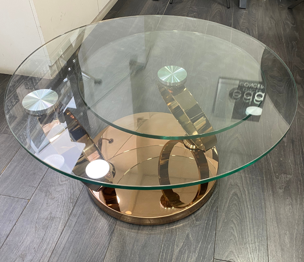 Table basse ronde Olivia en situation – salon – verre trempé transparent – fermé