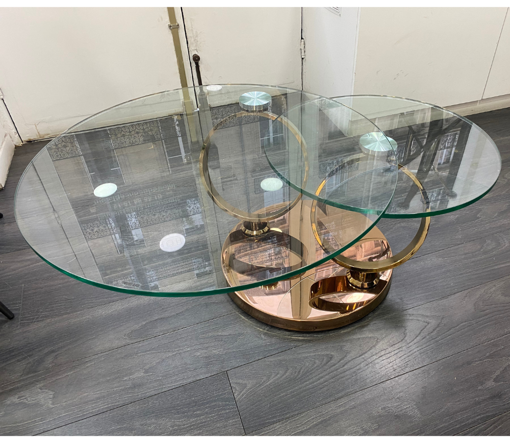 Table basse ronde Olivia en situation – salon – verre trempé transparent – mi-ouvert