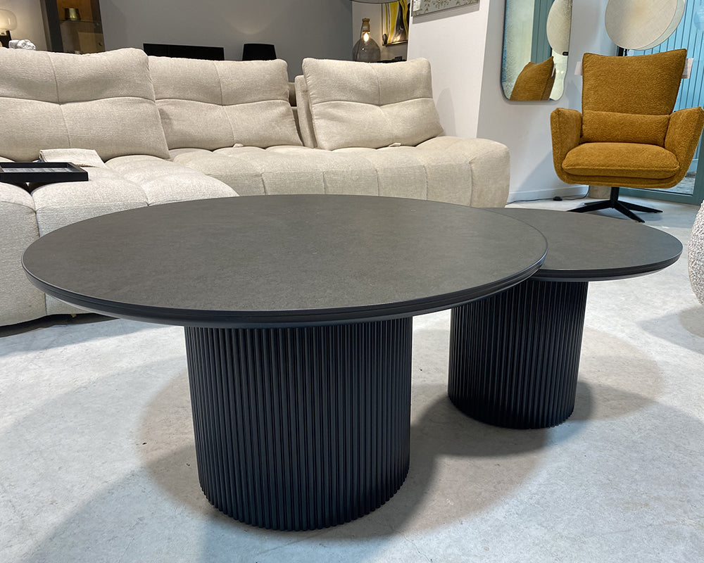 Table basse Duo en situation - en showroom - céramique noire