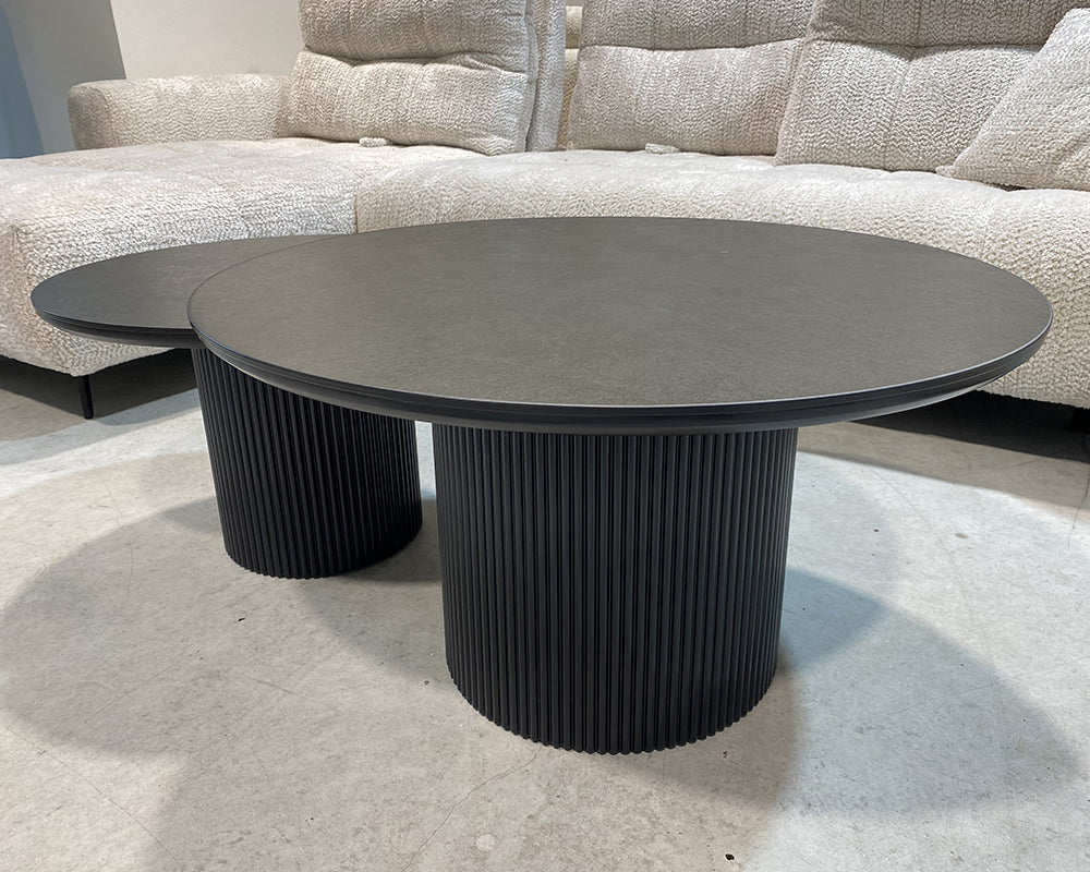 Table basse Duo en situation - salon - céramique noire