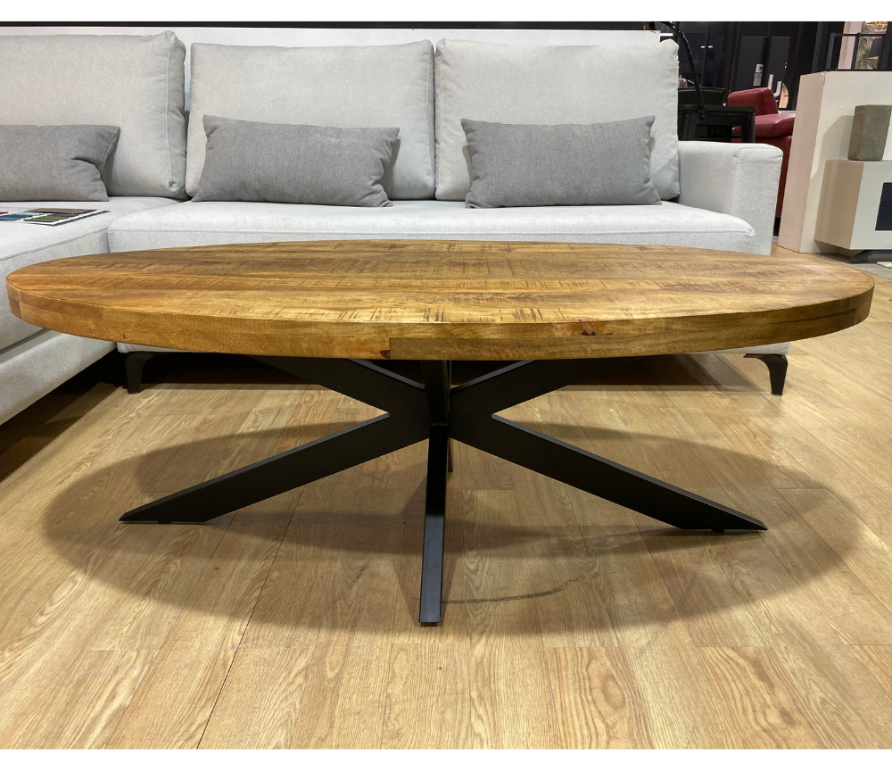 Table basse ovale bois massif Alexan exposée en showroom de Souffle d'intérieur à Yerres