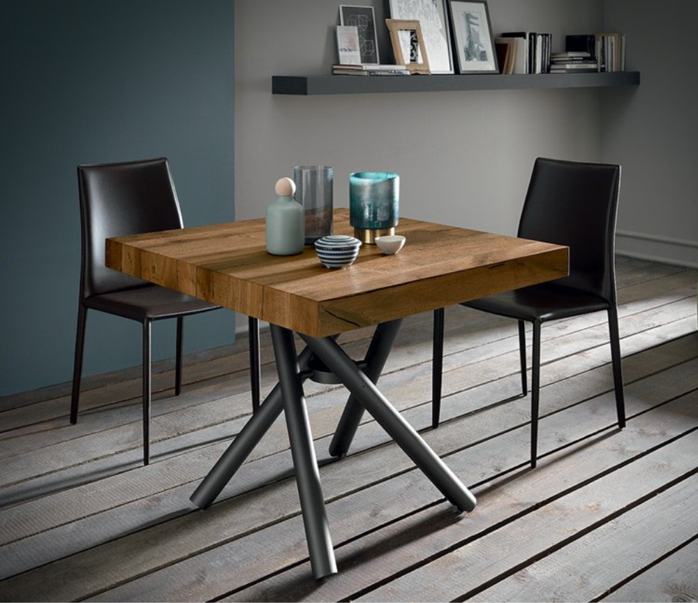 table basse relevable et extensible bois design ouverte avec deux chaise noir - Altacom - Souffle d'intérieur