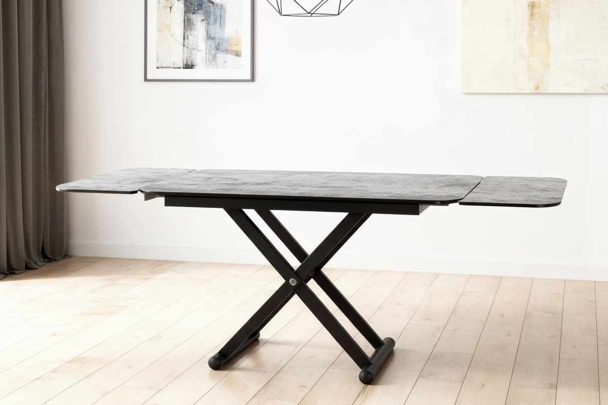 Table basse Enora relevable en céramique anthracite sur parquet dans un intérieur moderne