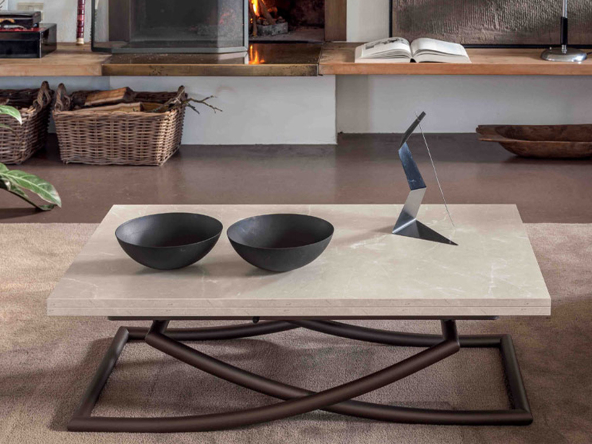 Table basse relevable extensible effet marbre en position fermé dans le salon - Altacom - Souffle d'intérieur