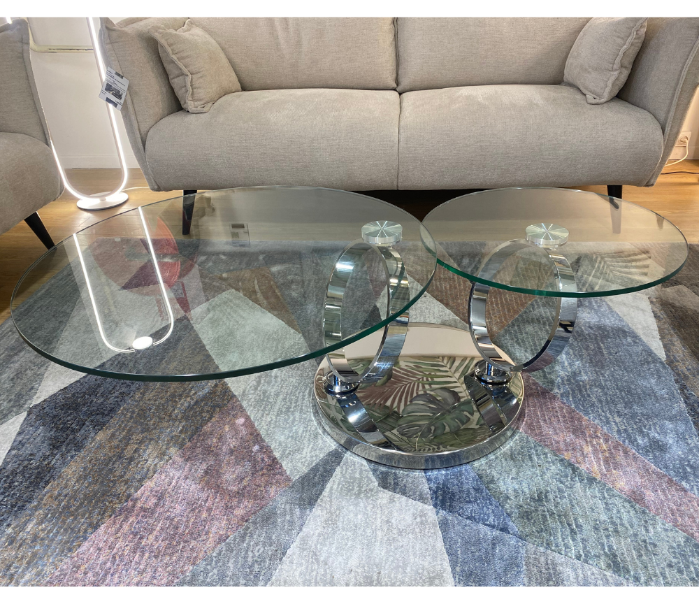 Table basse ronde Olivia en situation – salon – verre trempé transparent – ouvert – base métal chromé brillant