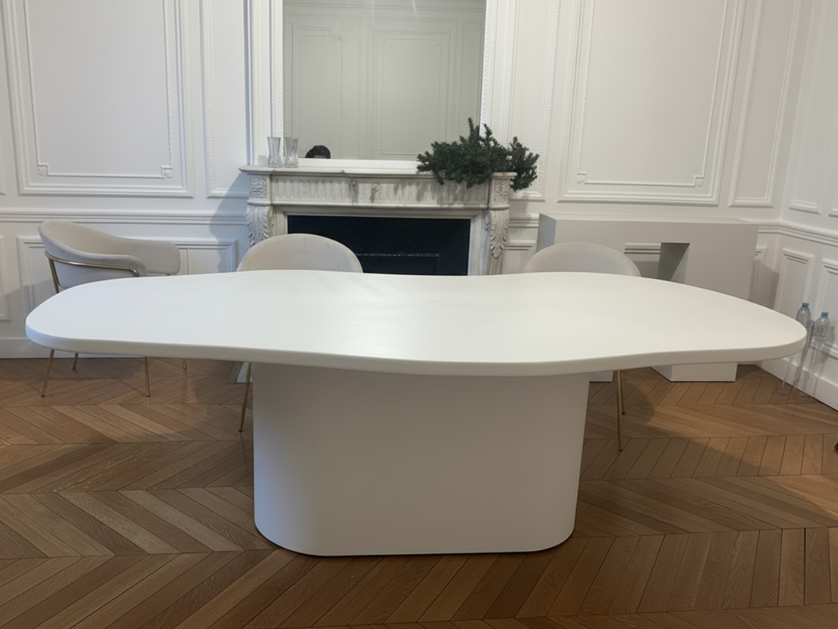 Table organique en beton cire beige dans un salon contemporain