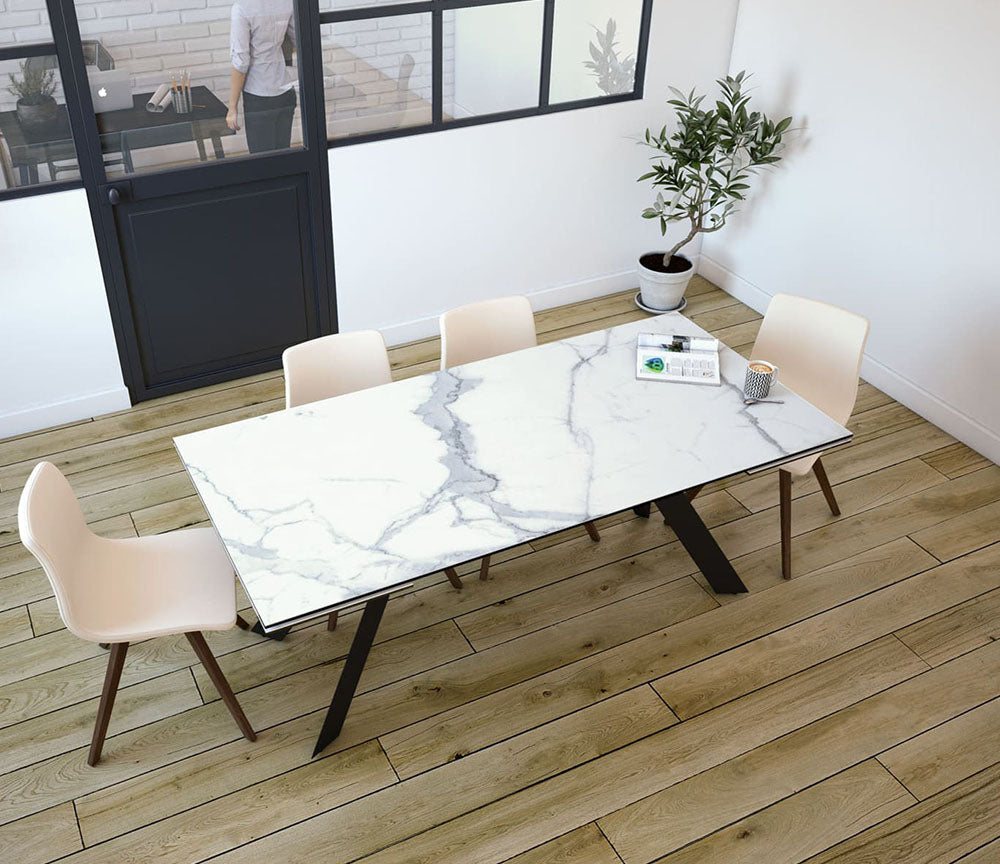 Ontario table extensible céramique effet marbre blanc – vue en situation salle à manger contemporaine