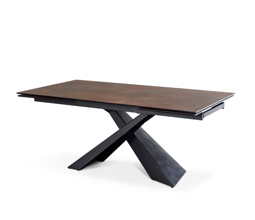 table en ceramique rouille vue de biais sur un fond blanc