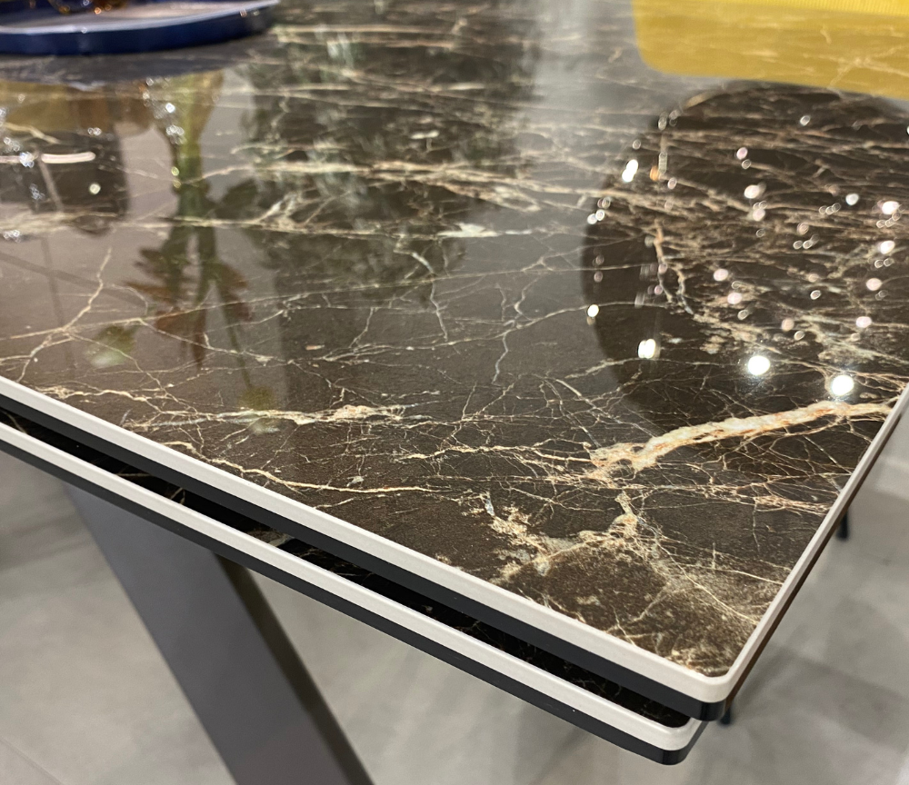 Nestory table céramique marbre extensible – vue en situation showroom, finition marron brillant