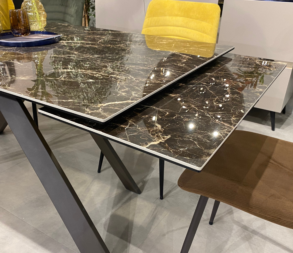 Nestory table céramique extensible marbre marron – vue de trois quarts, piètement métal contemporain