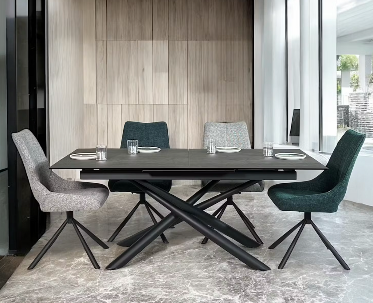 Table extensible Barbara en situation – céramique grise – vue de face – fermée