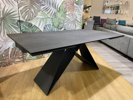 Table à manger grise en céramique effet ardoise – modèle Eddy exposé dans le showroom Souffle d’Intérieur à Yerres