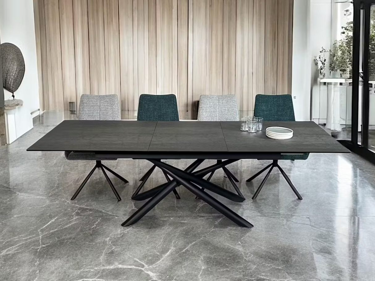 Table extensible Barbara en situation – céramique grise – vue de face – ouverte