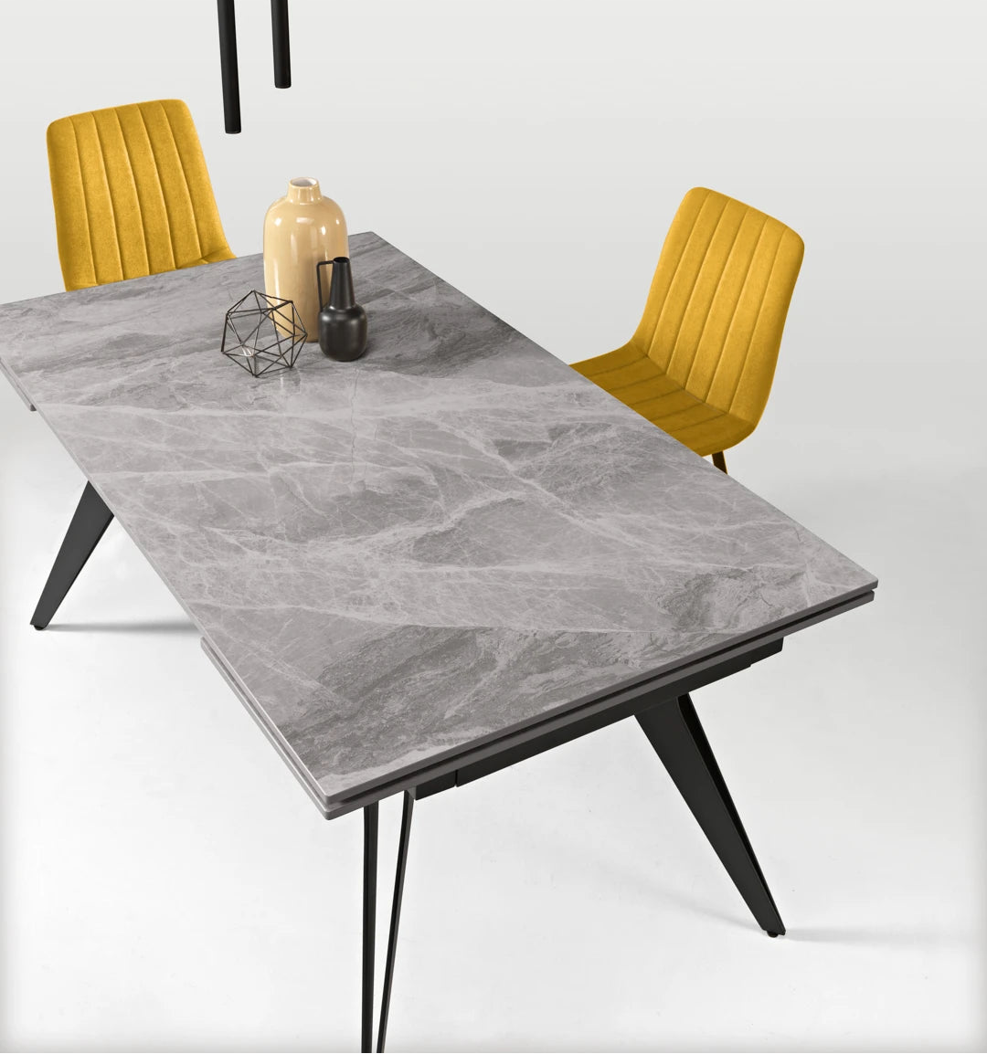 table ceramique extensible en marbre avec 4 pieds en metal et 2 chaises jaune