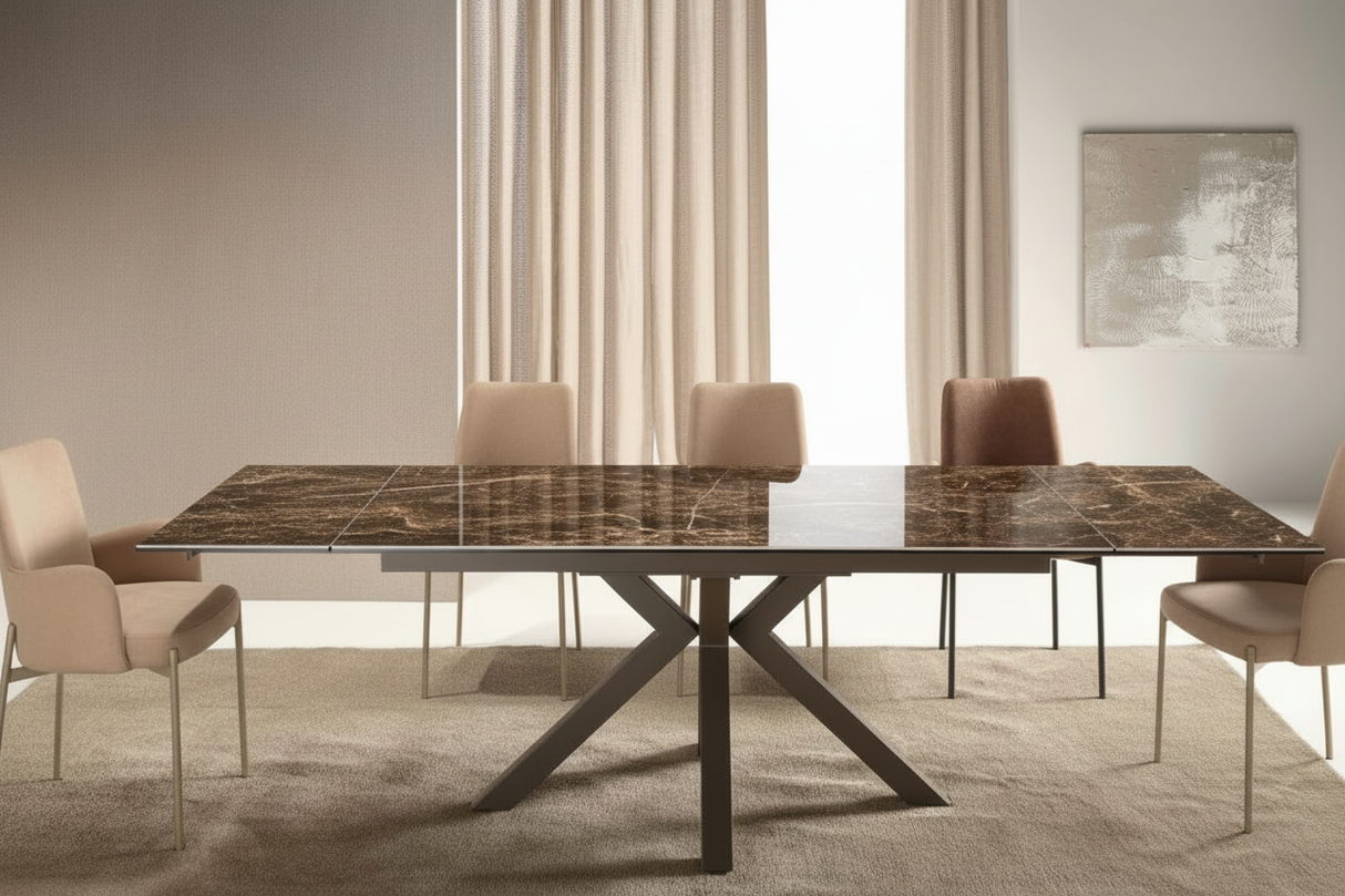 table a manger effet marbre ceramique extensible rectangulaire en position ouverte avec deux chaises