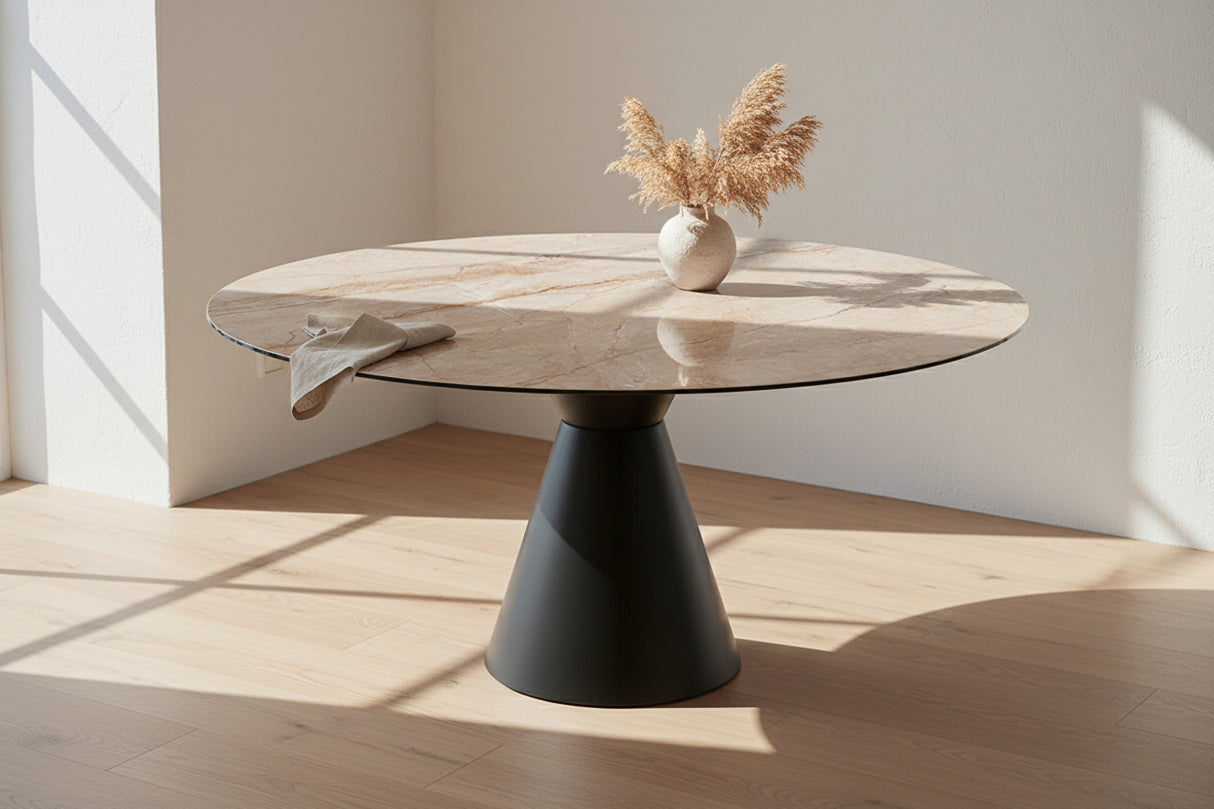 Table de repas extensible Icone – vue 3/4 – céramique breccia, pied acier laqué noir mat