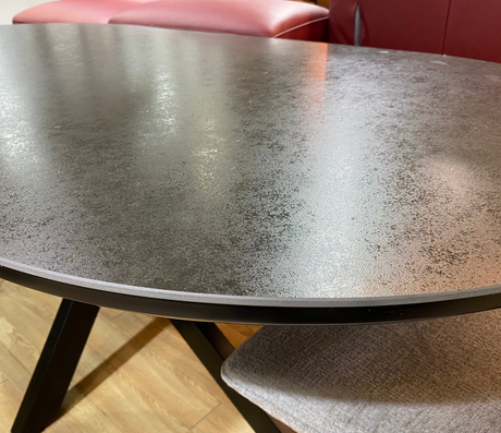 zoom sur le plateau de la table ovale céramique grise pieds central métal noir au magasin de Yerres