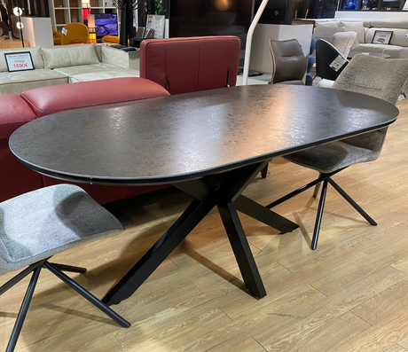 table ovale céramique grise pieds central métal noir dans le magasin avec 2 chaises grise