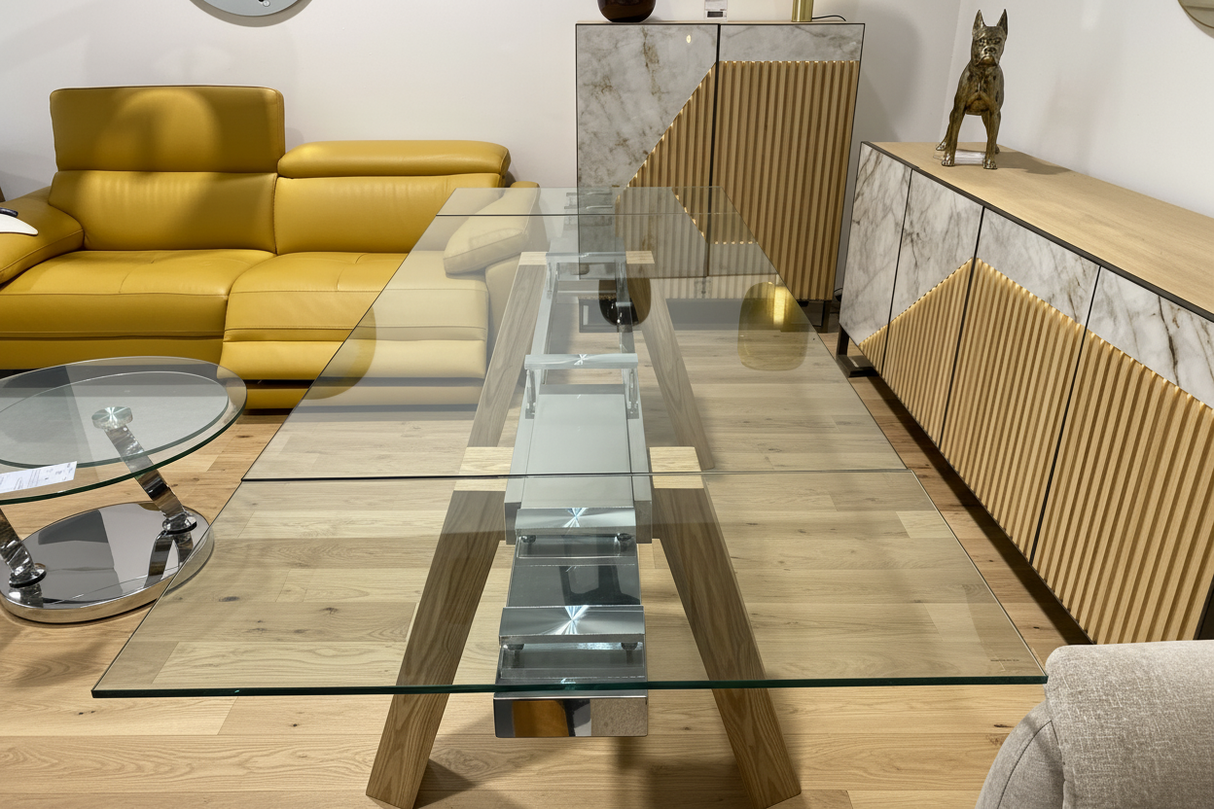 Table en verre et bois Wilson présentée avec un canapé assorties dans le showroom Souffle d’Intérieur à Yerres