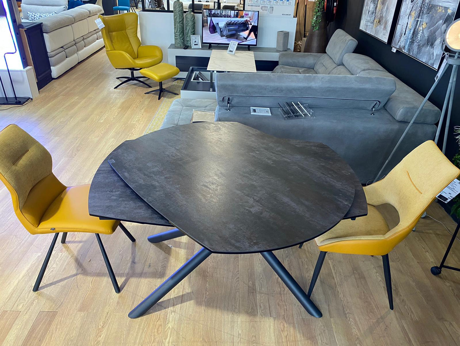 table céramique rotative au magasin de meuble à Yerres, vue de haut