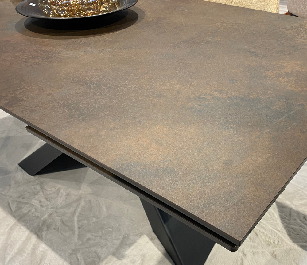 Zoom plateau céramique effet métal rouille bronze – table Bond Lievens, Souffle d'Intérieur Yerres