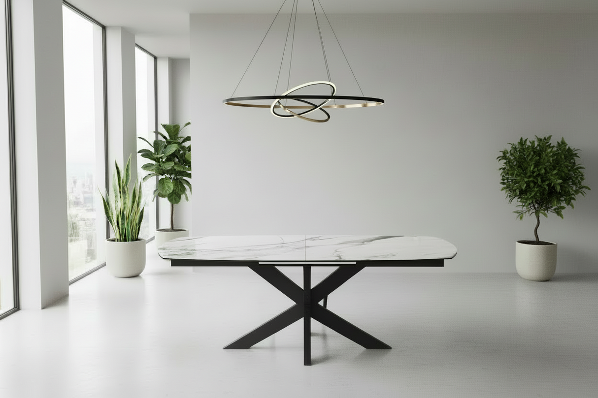 Table extensible ceramique effet marbre blanc pied étoile noir en situation dans une salle a manger contemporaine