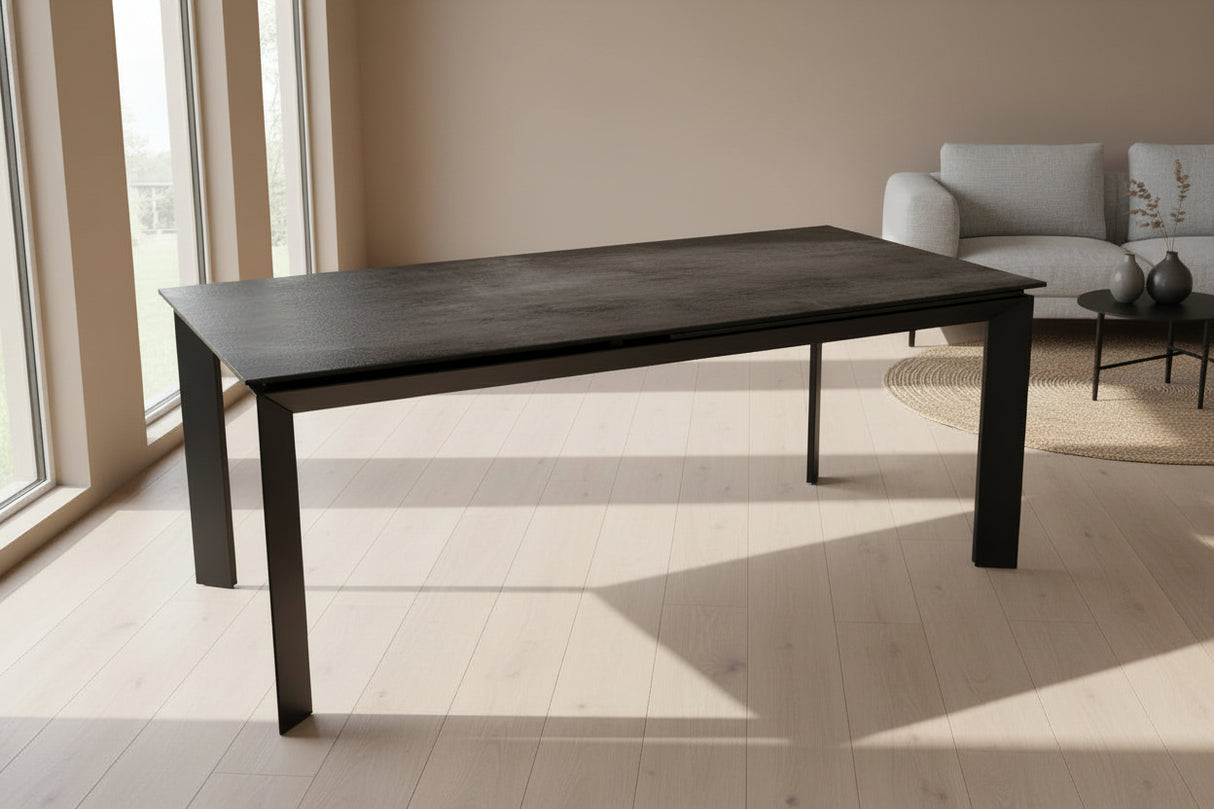 Bogota table extensible céramique grand format – vue d'ensemble, finition Titane, piètement acier noir mat