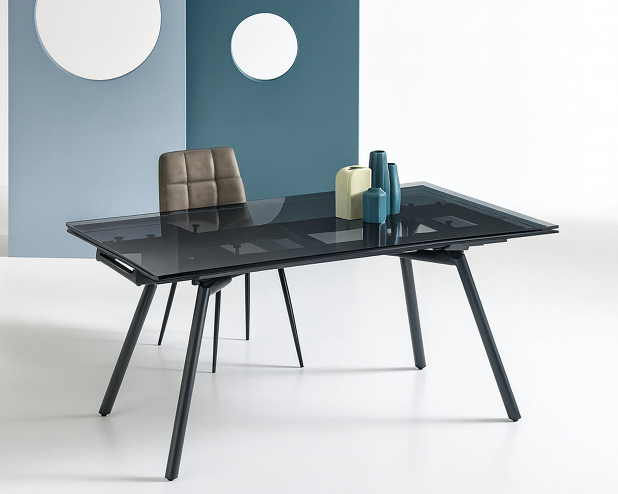 Table de repas Tao en situation - salle à manger - en verre fumé noir