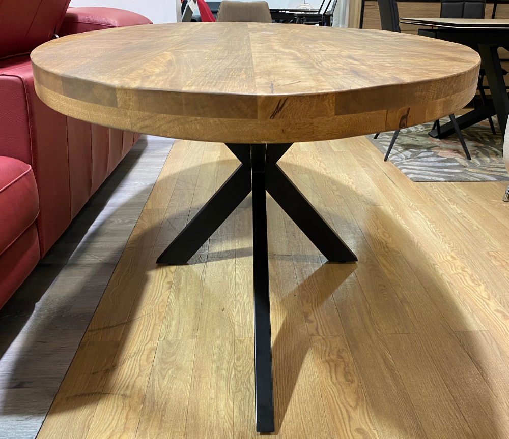 table ovale en bois massif pieds métal noir dans le magasin de Yerres vue de profil
