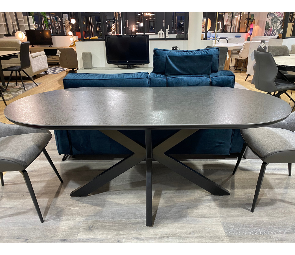 table ovale céramique grise pieds central métal noir dans le magasin de meuble de Yerres